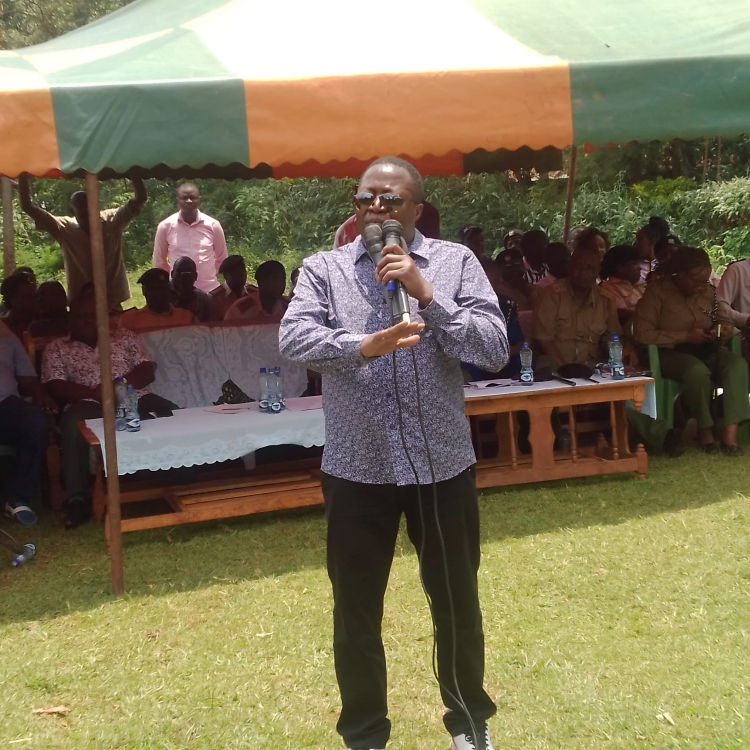 Hon. Bernard Shinali Speaks to the residents of Isulu at the Baraza